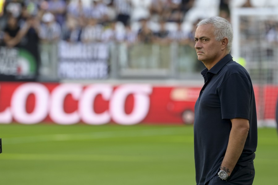 Mourinho a bordocampo durante Juventus-Roma