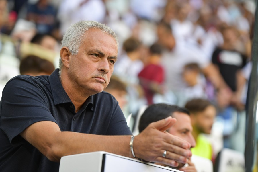 Mourinho on the bench for the match against Juventus in Turin