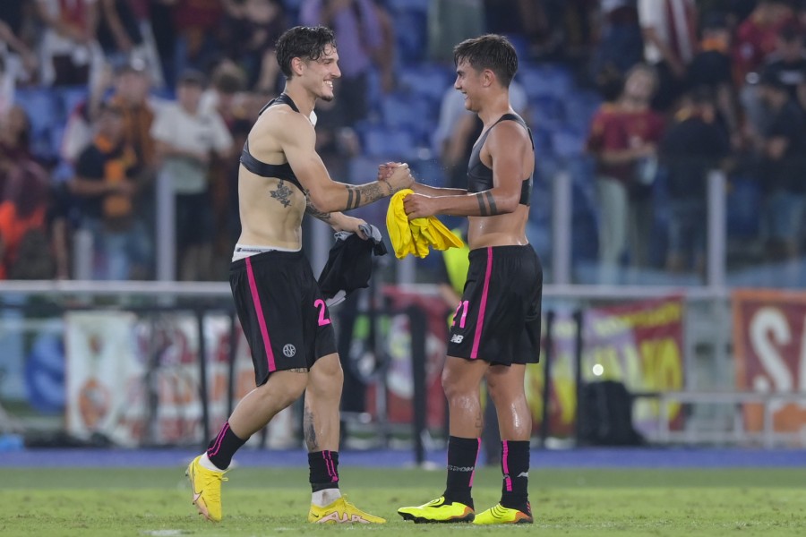 L'abbraccio tra Dybala e Zaniolo dopo la vittoria sull'Helsinki