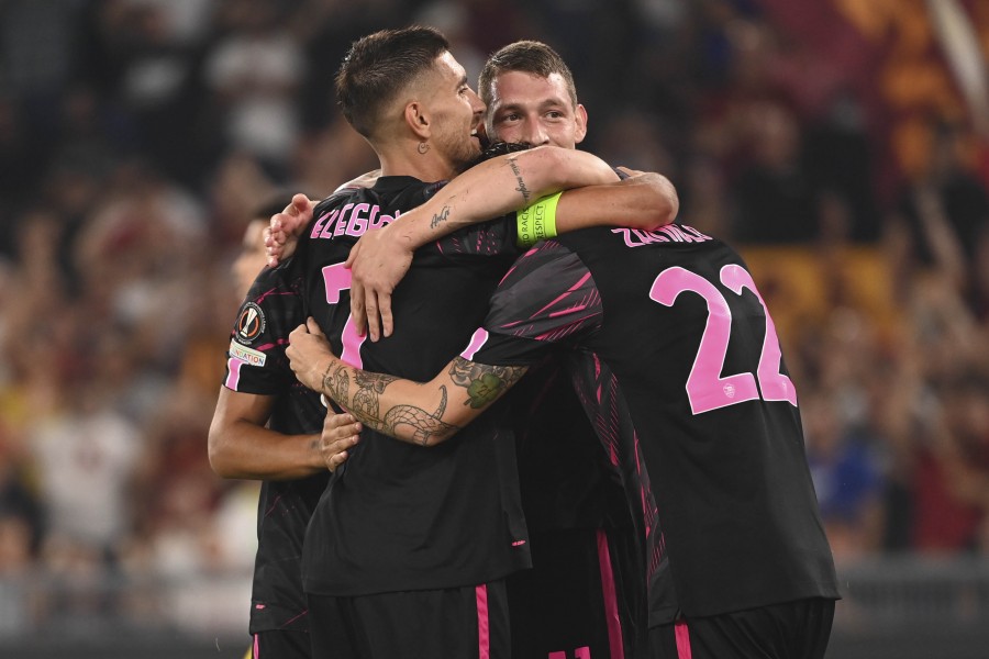 I giocatori della Roma si abbracciano dopo un gol 