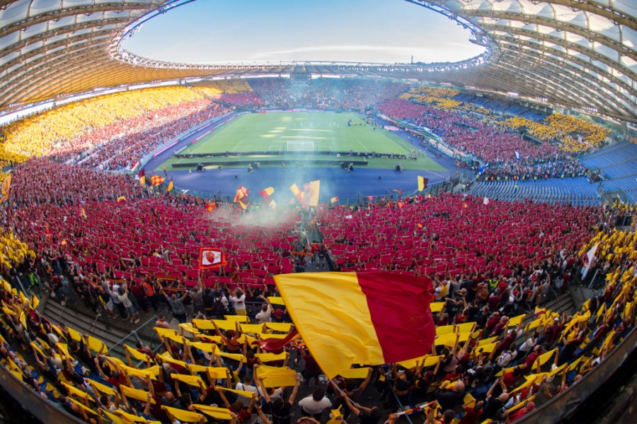 Lo stadio Olimpico riempito di giallorosso