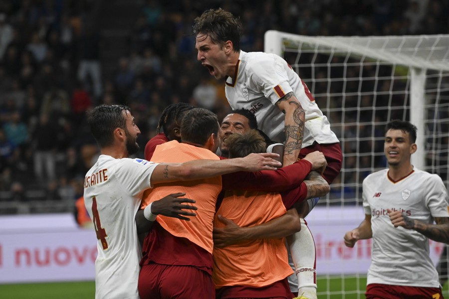 L'esultanza della Roma dopo la rete di Smalling decisiva a San Siro contro l'Inter