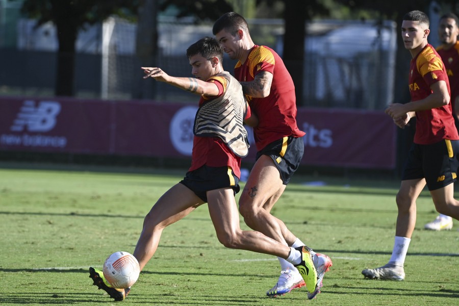 Dybala durante una sessione di allenamento a Trigoria