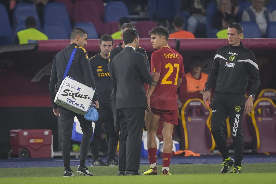 Dybala esce per infortunio in Roma-Lecce