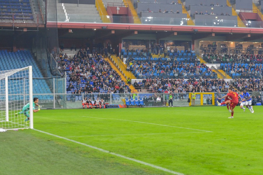 Pellegrini shooting the decisive penalty in Marassi