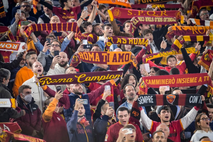 La sciarpata dei tifosi della Roma allo Stadio Olimpico