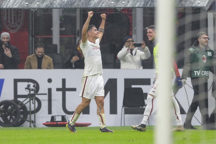 Paulo Dybala esulta a San Siro