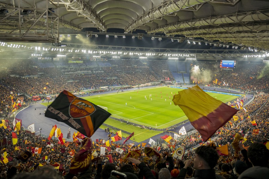 Lo Stadio Olimpico pieno di tifosi della Roma