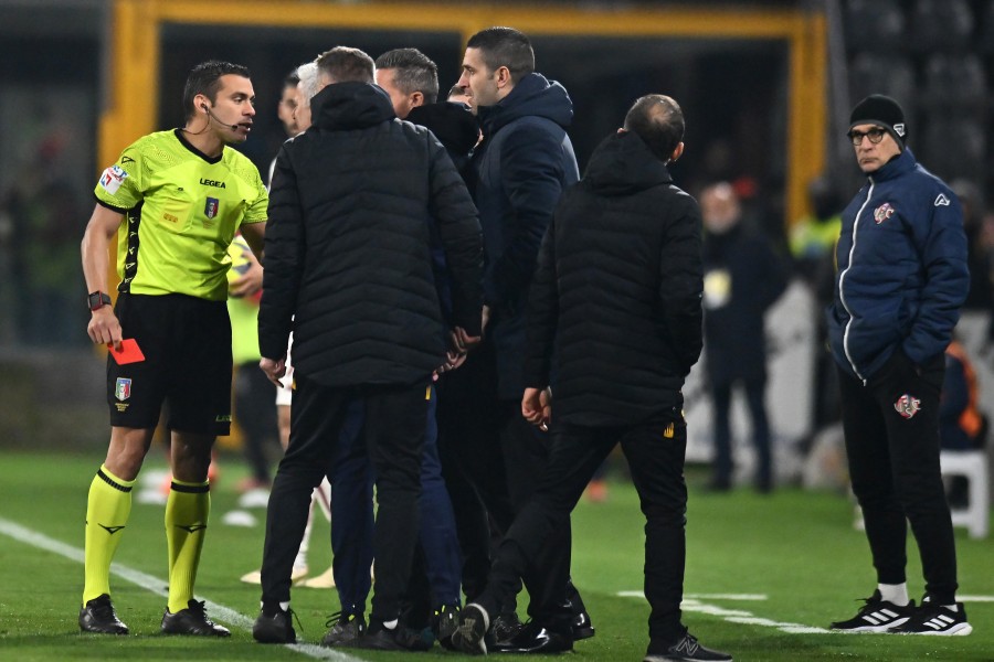 Il momento dell'espulsione di José Mourinho durante Cremonese-Roma