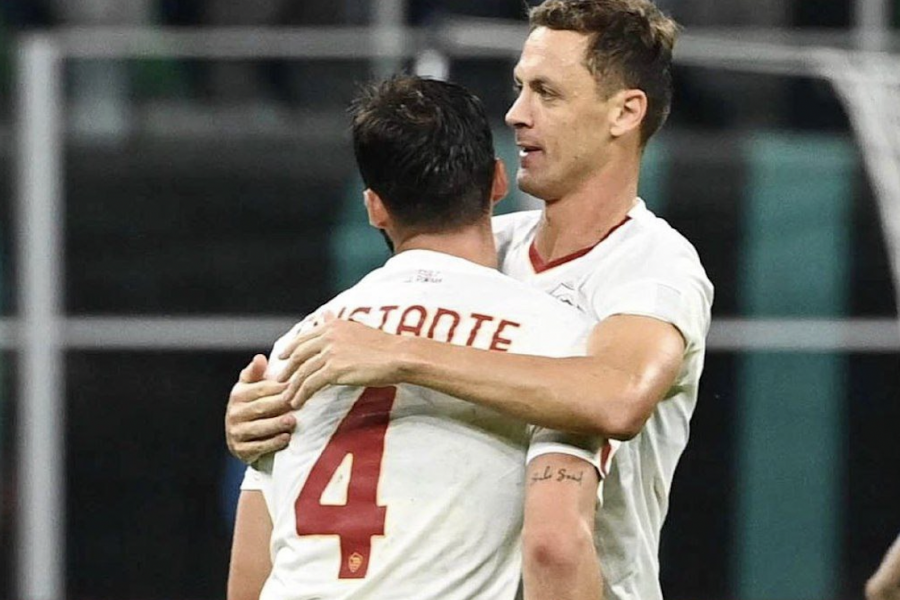 Cristante e Matic si abbracciano durante Inter-Roma