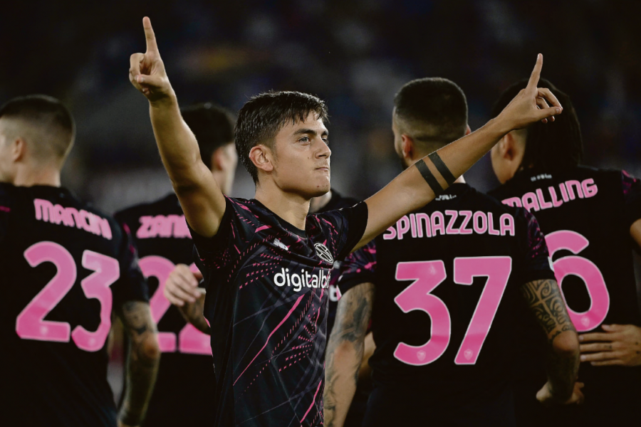 Dybala esulta con la terza maglia della Roma