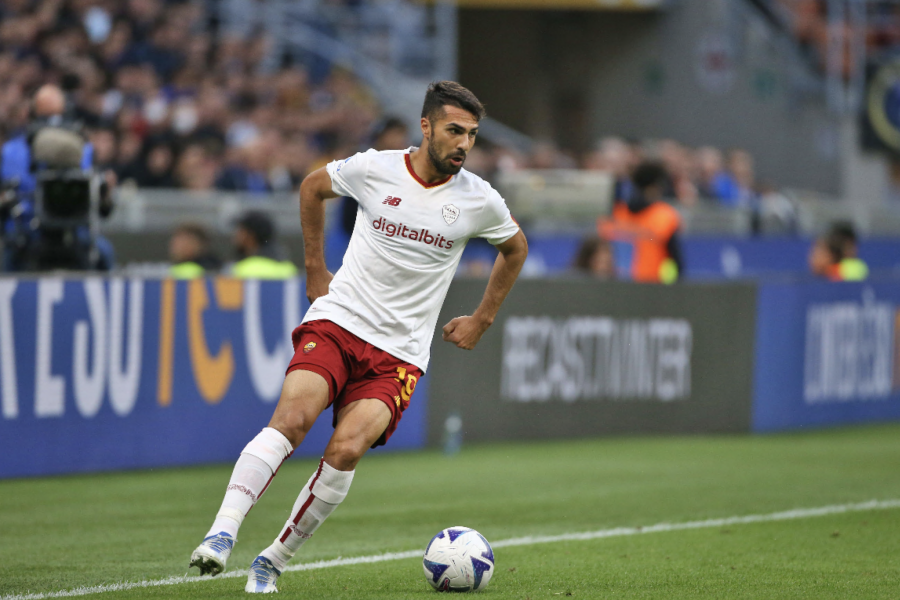 Zeki Celik durante una partita della Roma