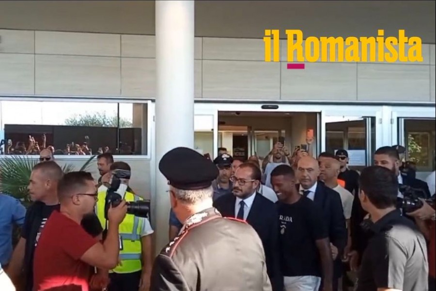 Wijnaldum all'arrivo a Ciampino