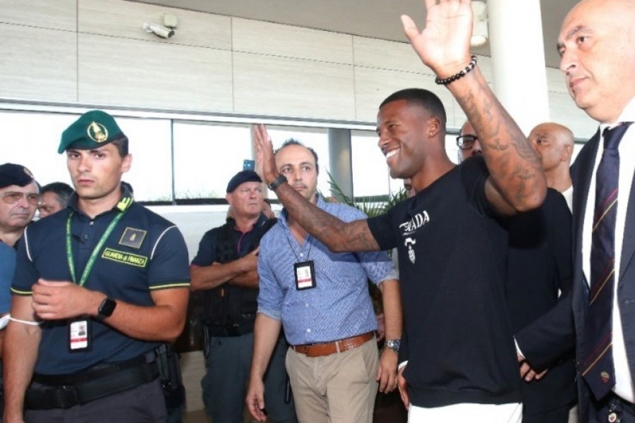 Wijnaldum all'arrivo a Ciampino