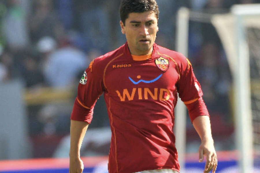 Pizarro con la maglia della Roma nel 2009 contro il Bologna