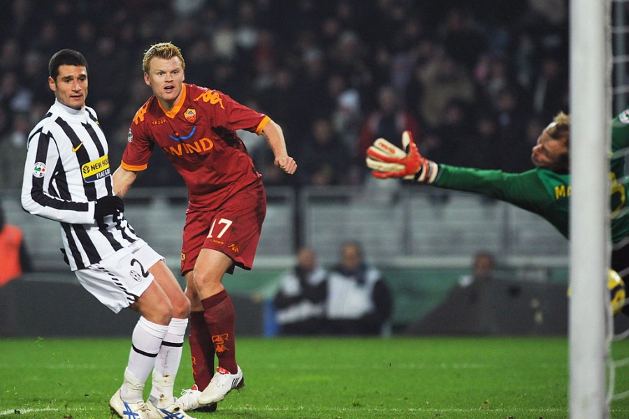 Il gol di Riise contro la Juventus