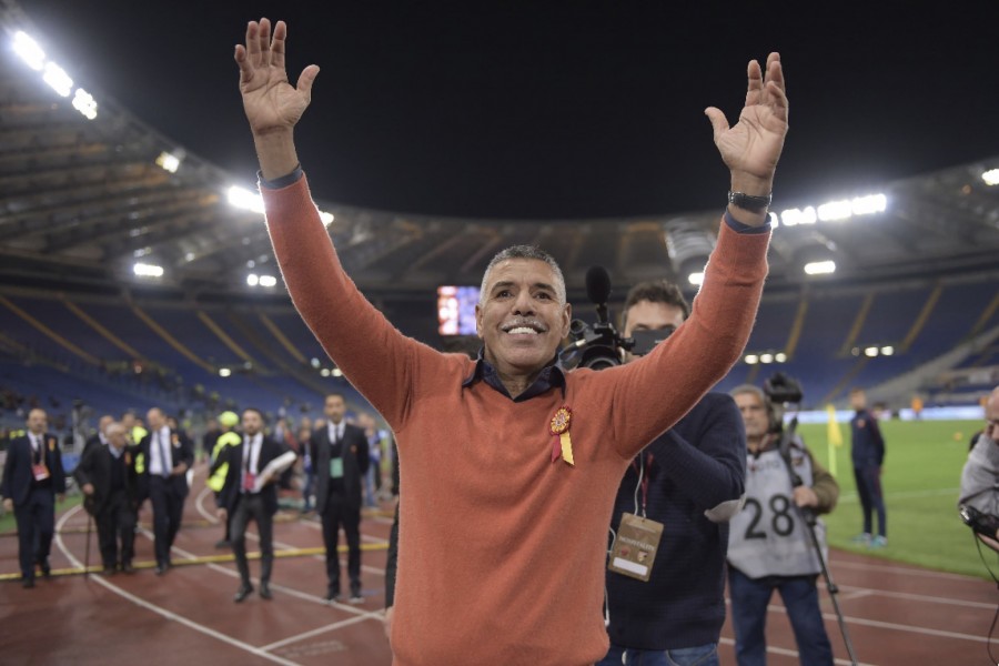 Toninho Cerezo sotto la Sud in occasione del suo ingresso nella Hall of Fame