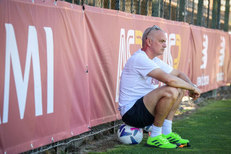 José Mourinho in campo mentre osserva la squadra (AS Roma via Getty Images)