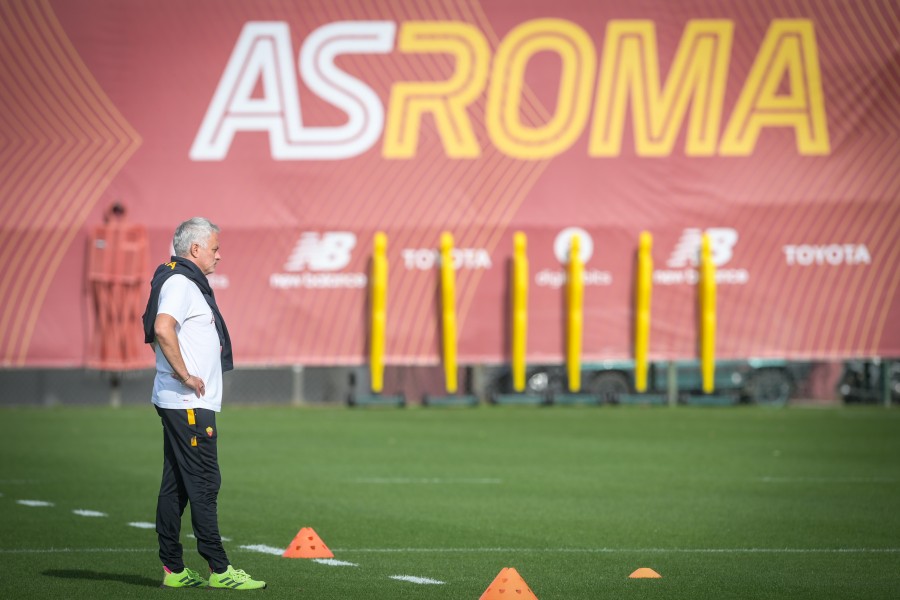 Mourinho a Trigoria durante un allenamento