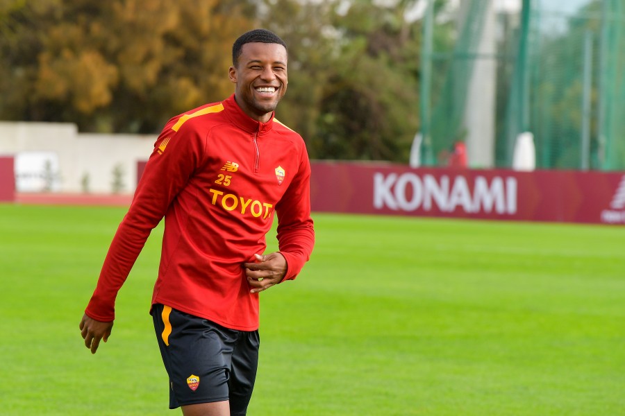 Wijnaldum in campo a Trigoria