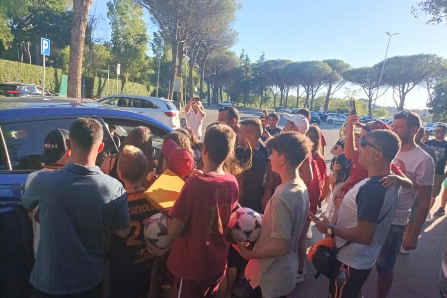 I tifosi aspettano i calciatori a Trigoria