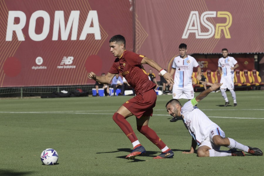 Volpato in azione contro il Trastevere nell'amichevole a Trigoria