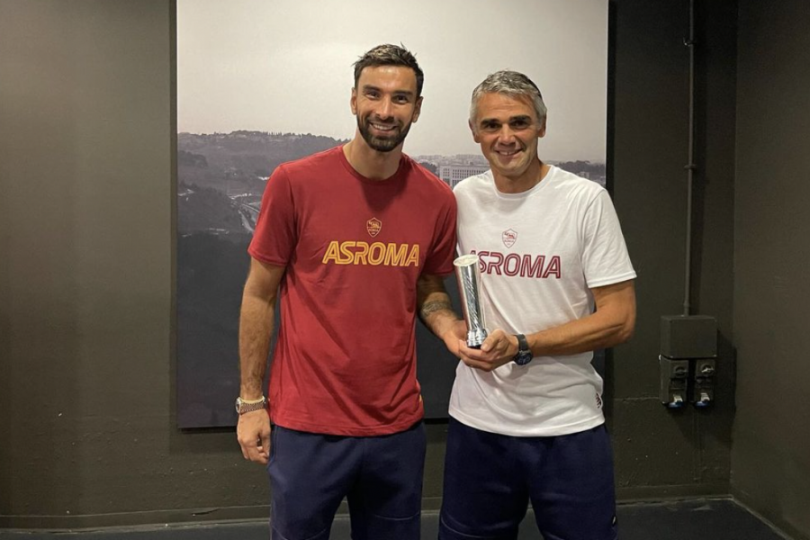 Rui Patricio e Nuno Santos posano con il premio di miglior portiere della Conference 2021-22