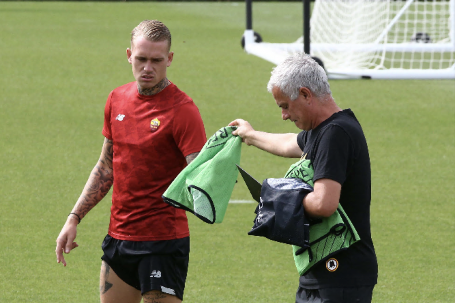 Karsdorp e Mourinho in allenamento a Trigoria