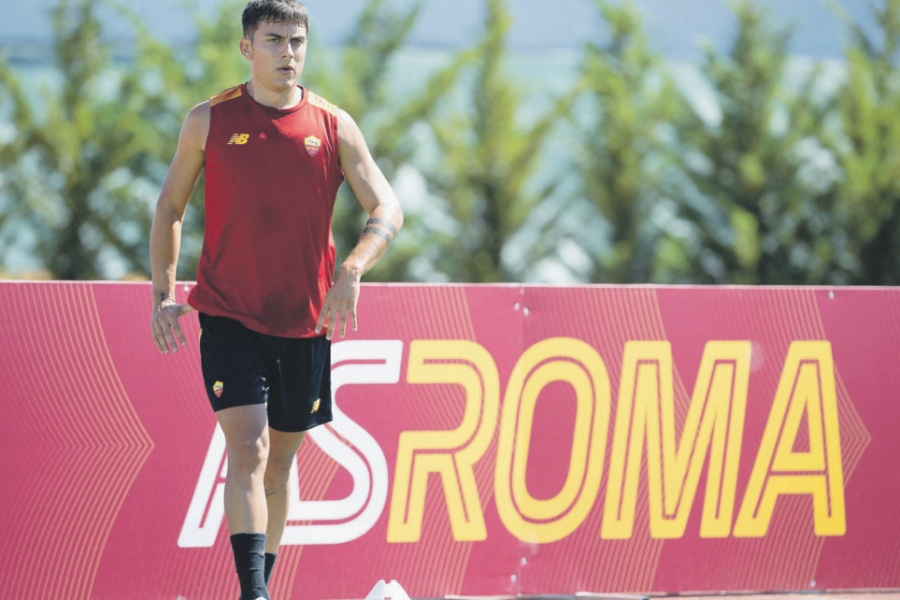 Dybala in campo a Trigoria