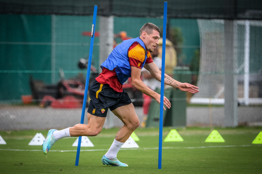 Belotti in allenamento a Trigoria