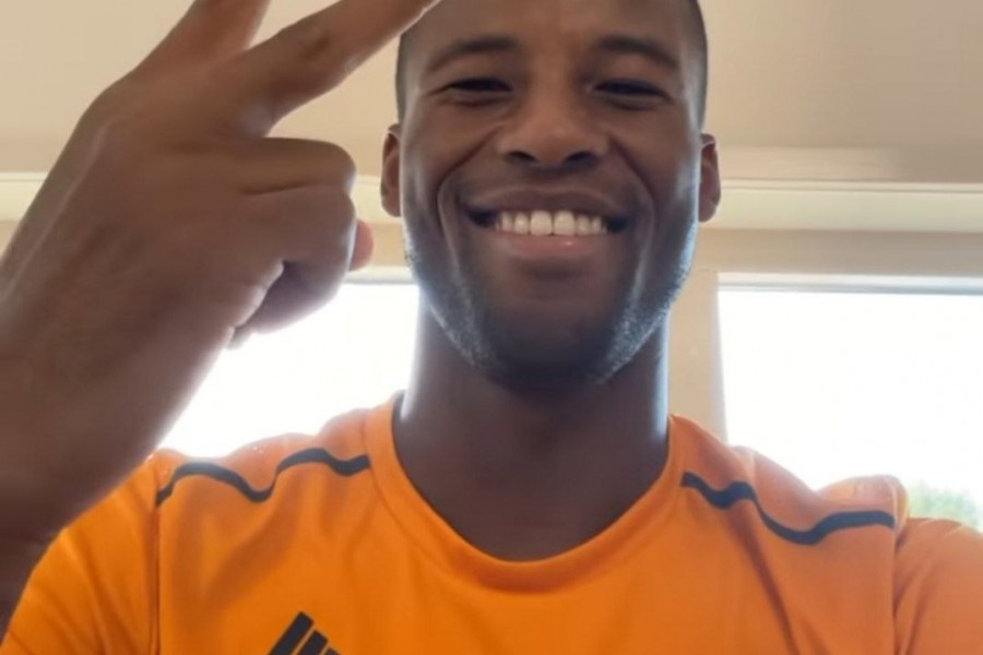 Wijnaldum sorride durante un esercizio sulla cyclette