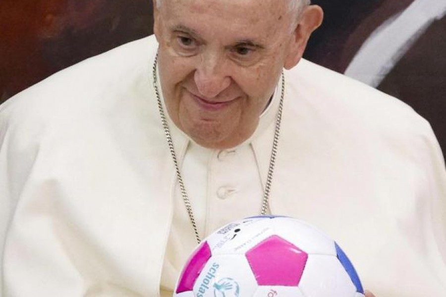 Papa Francesco col pallone della Partita per la Pace