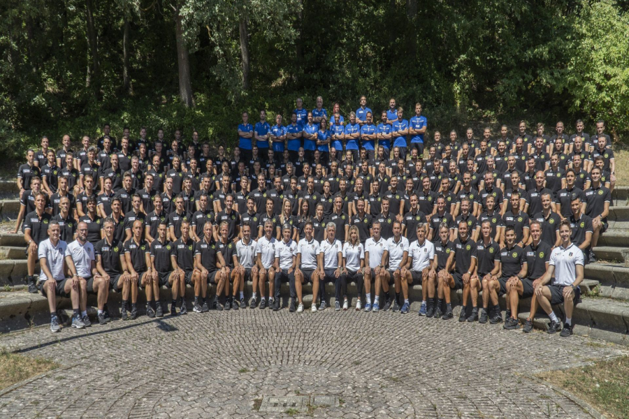 La foto di rito nell'anfiteatro di Sportilia durante il ritiro prestagionale degli arbitri