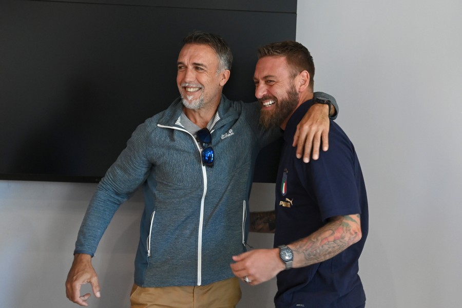 Gabriel Omar Batistuta insieme a Daniele De Rossi a Coverciano