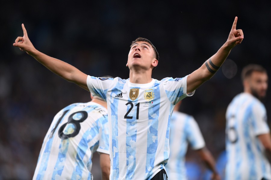 Dybala esulta dopo un gol con l'Argentina