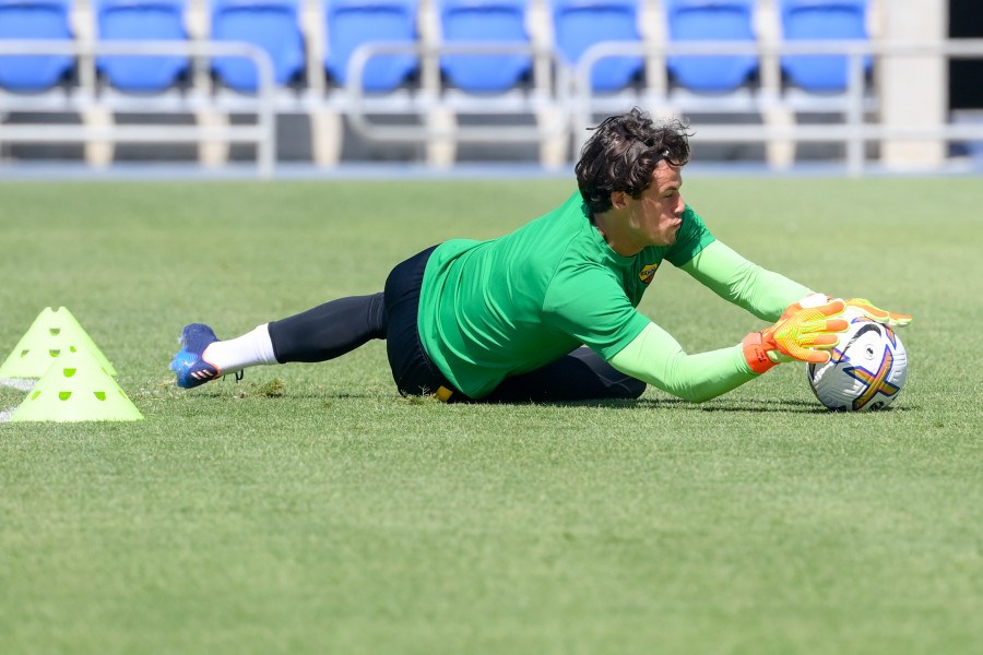 Svilar in allenamento al Netanya stadium