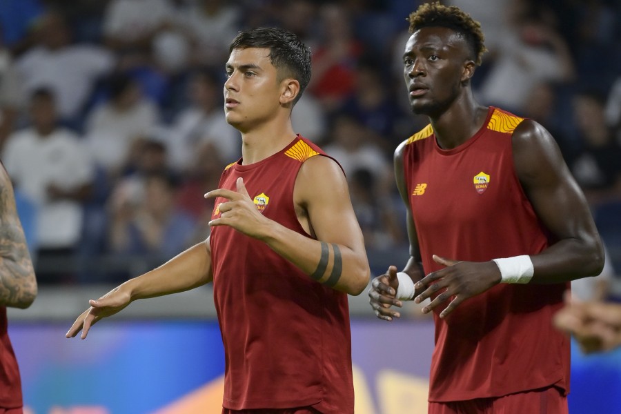 Dybala e Abraham nel riscaldamento di una partita della Roma