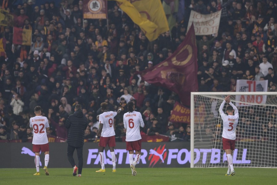 I giocatori della Roma ringraziano i tifosi giallorossi in trasferta al Mapei