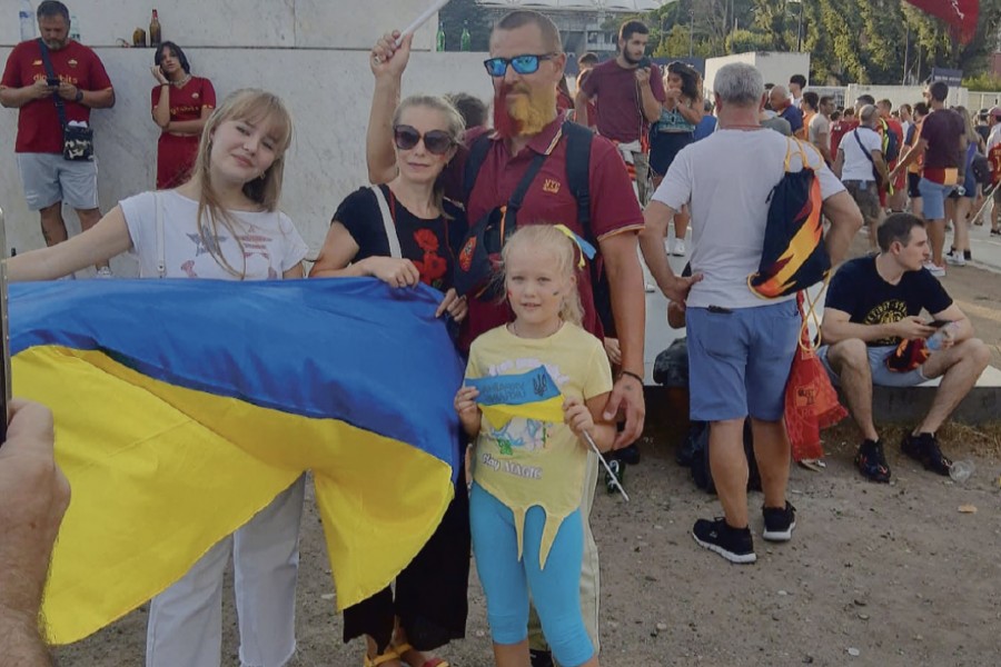 Tania e Victor, una coppia ucraina che si è trasferita in Italia 18 anni fa, fotografati insieme alle loro due bambine, entrambe nate a Roma