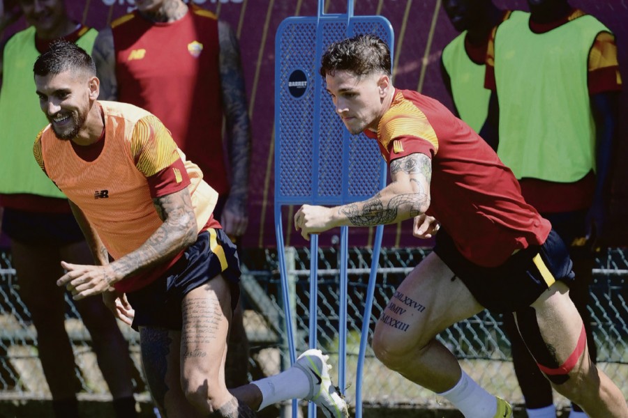 Pellegrini e Zaniolo durante un allenamento a Trigoria