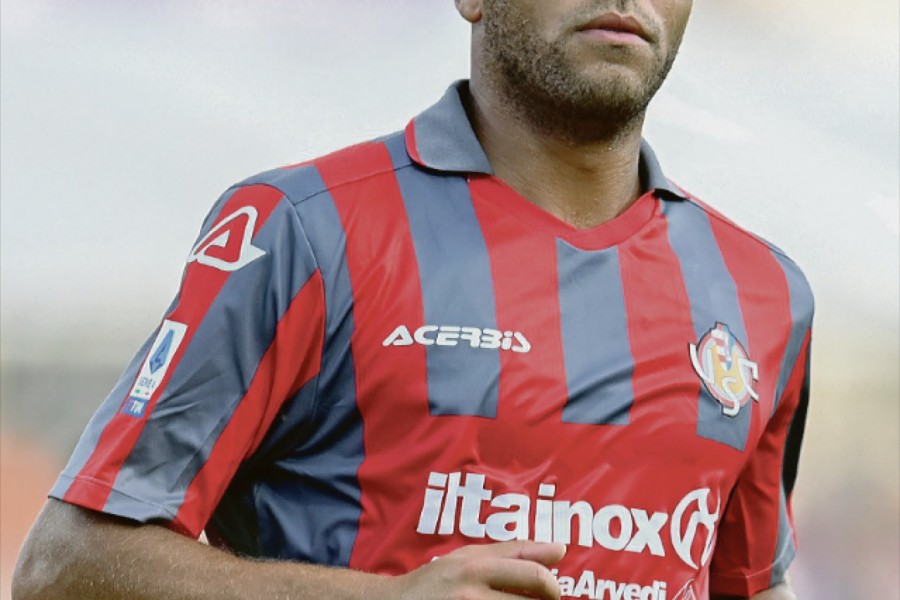 Cyriel Dessers con la maglia della Cremonese