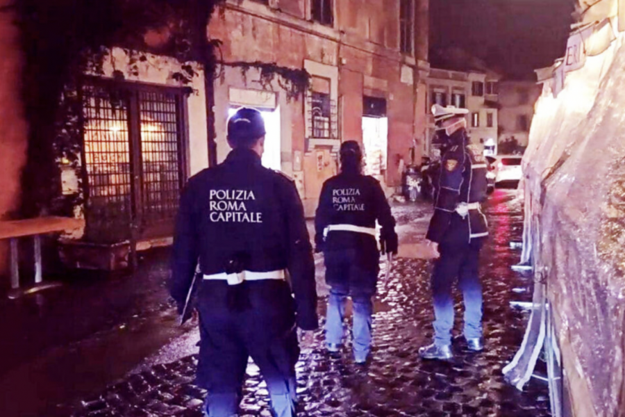 Una pattuglia della polizia a Trastevere