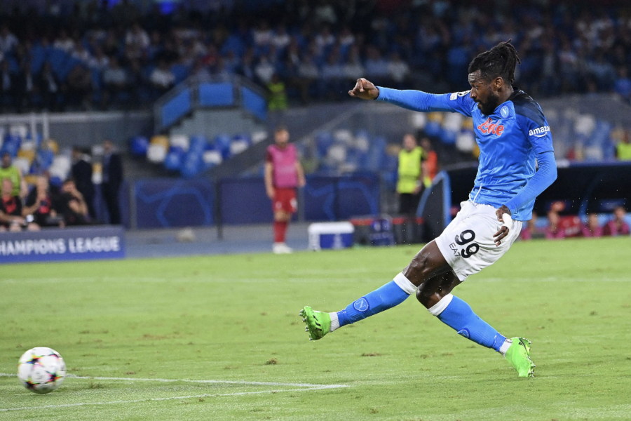 Zambo Anguissa con la maglia del Napoli in Champions League