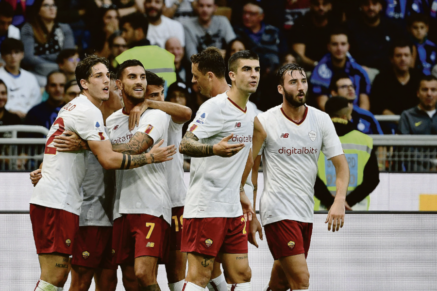 Il gruppo festante dei giocatori giallorossi a Milano con l’Inter