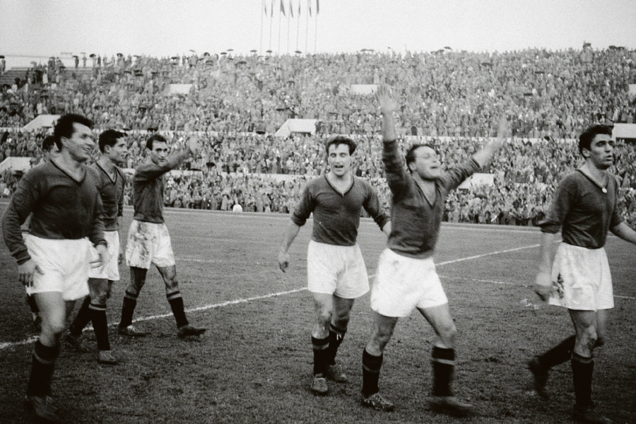 L’esultanza dei giallorossi al fischio finale di Roma-Milan 2-1, undicesima giornata del campionato di Serie A 1954/1955. Carlo Galli, il terzo da sinistra, esulta insieme ai compagni Nyers, Stucchi, Azimonti, Giuliano e Bortoletto