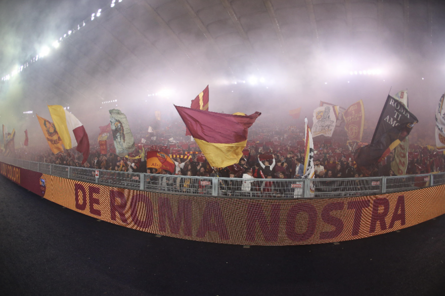 Panoramica dei romanisti in Tribuna Tevere al derby