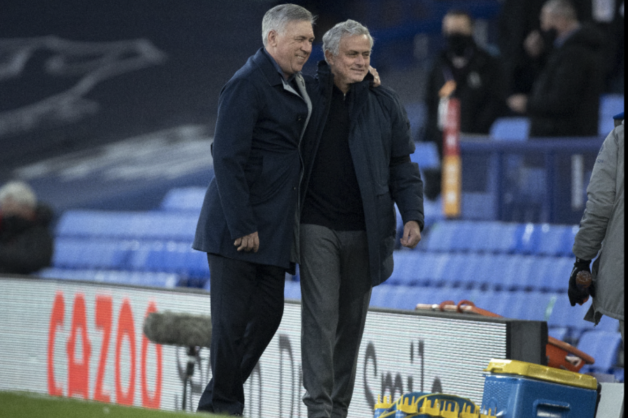 Mourinho e Ancelotti durante un Everton-Tottenham