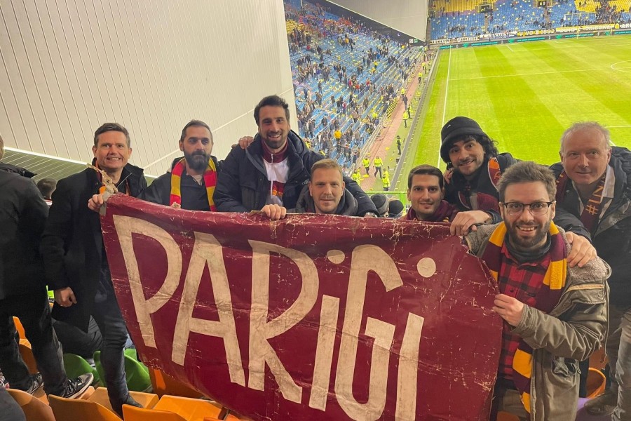 Some of of the members of Roma Club Paris