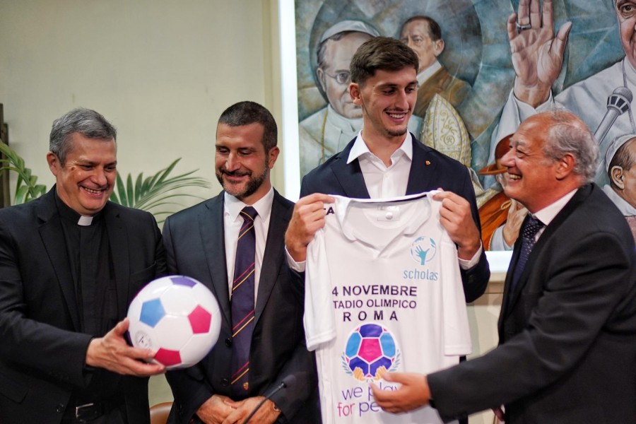 Marash Kumbulla e Alberto Pastorella nella sala stampa di Radio Vaticana, alla presentazione della 3° edizione della Partita della Pace