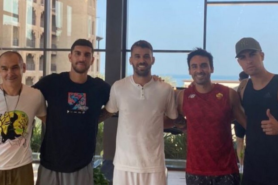 La foto con i romanisti postata da Jordi Durante